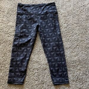 CVG Constantly Varied Gear Sz M Geometric 3/4 Length Patterned Black Leggings